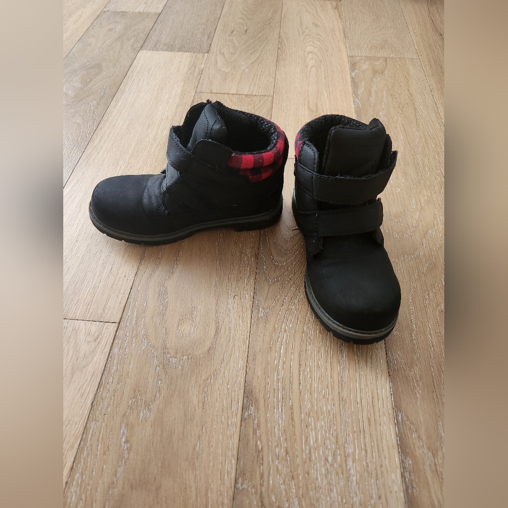 CANADIANA | Black boots with Buffalo plaid detail